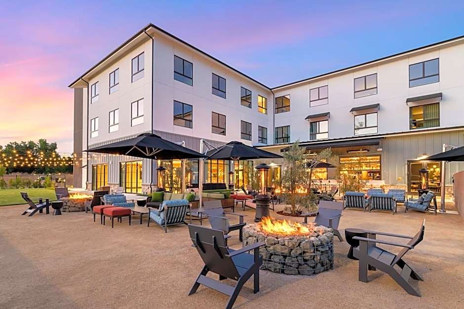 Courtyard and fire pit at dusk, Templeton, Paso Robles